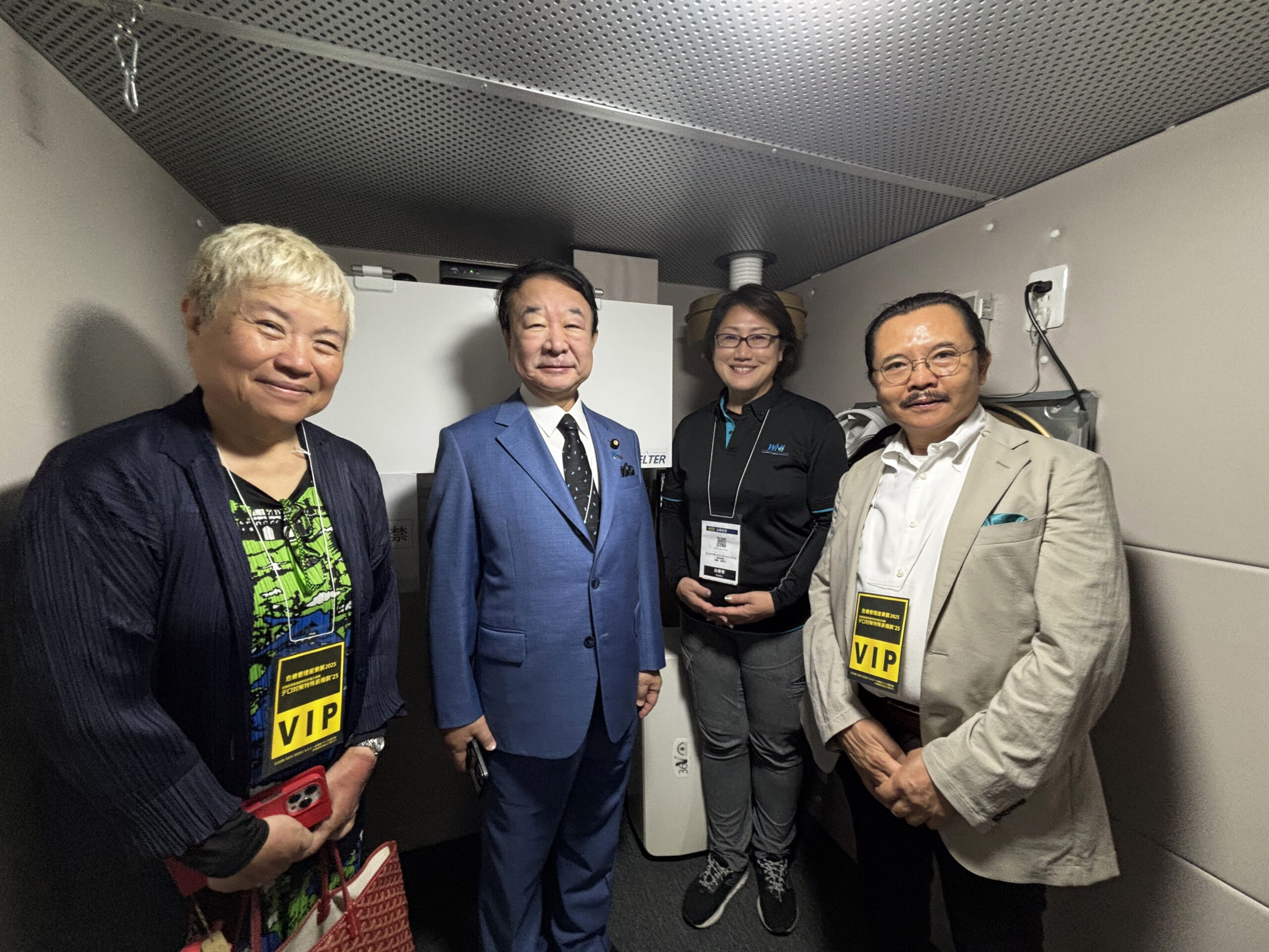左から青山千春博士（東京海洋大学特任准教授／独立総合研究所 社長）、青山繁晴先生（参議院議員）、尾崎（弊社営業）、古市昌一博士（日本大学特任教授）