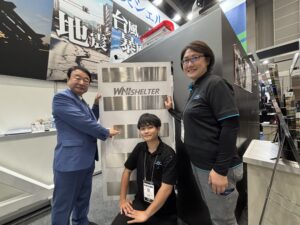 核シェルター「最後の砦」前にて、青山繁晴先生とワールドネットインターナショナル従業員が記念撮影